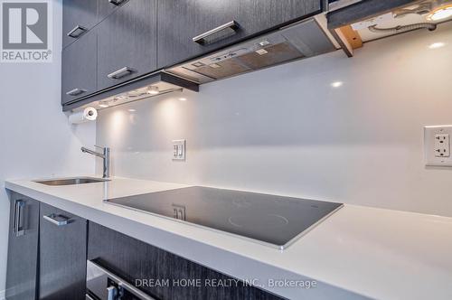 709 - 1080 Bay Street, Toronto, ON - Indoor Photo Showing Kitchen