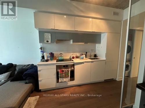 907 - 185 Roehampton Avenue, Toronto, ON - Indoor Photo Showing Kitchen