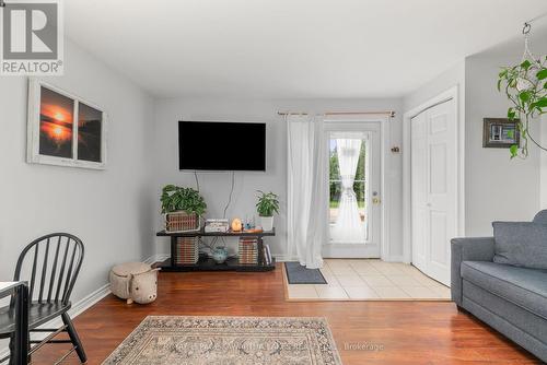 4 Cross Creek Road, Kawartha Lakes, ON - Indoor Photo Showing Living Room