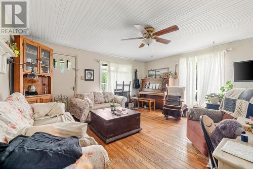 4 Cross Creek Road, Kawartha Lakes, ON - Indoor Photo Showing Living Room