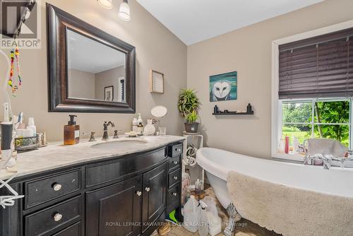 4 Cross Creek Road, Kawartha Lakes, ON - Indoor Photo Showing Bathroom