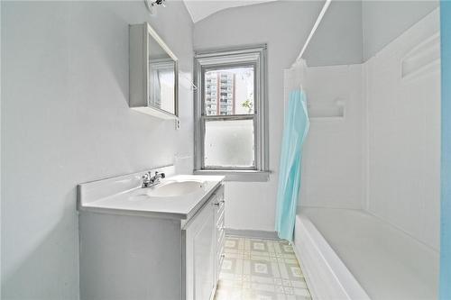 122 Florence Street, Hamilton, ON - Indoor Photo Showing Bathroom