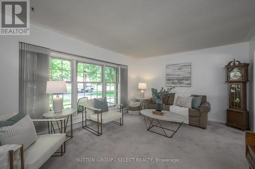 5 Spencer Court, London, ON - Indoor Photo Showing Living Room