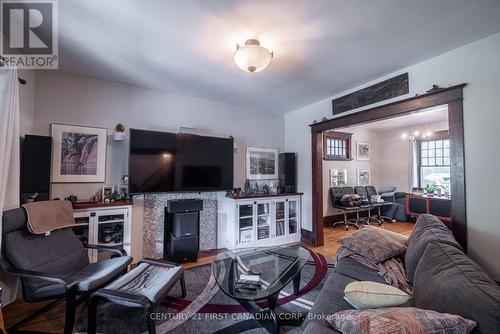 584 Rosedale Street, London, ON - Indoor Photo Showing Living Room