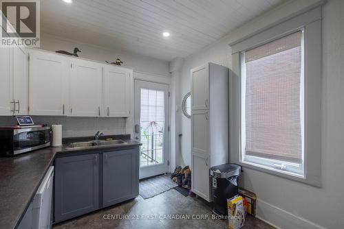 584 Rosedale Street, London, ON - Indoor Photo Showing Kitchen With Double Sink