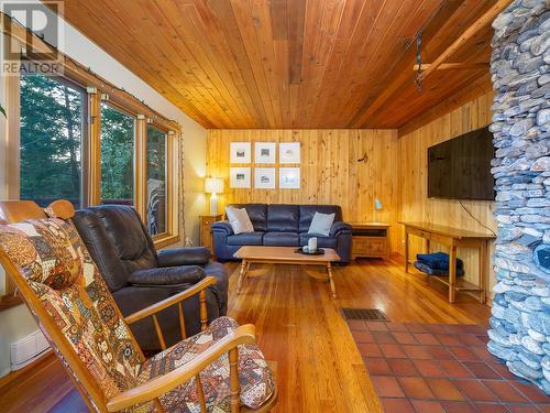 933 Oster Road, Golden, BC - Indoor Photo Showing Living Room