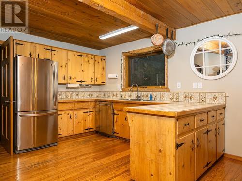 933 Oster Road, Golden, BC - Indoor Photo Showing Kitchen