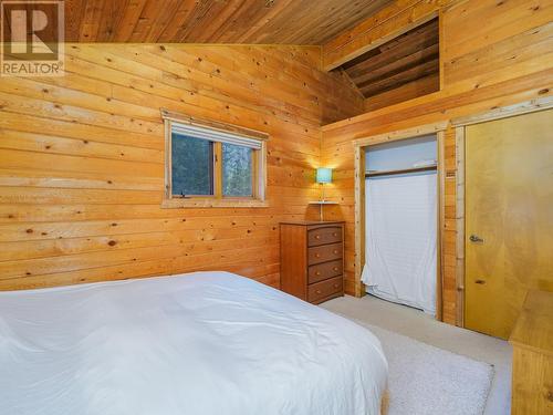 933 Oster Road, Golden, BC - Indoor Photo Showing Bedroom