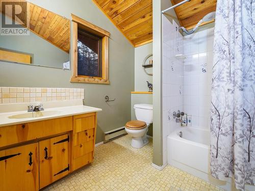 933 Oster Road, Golden, BC - Indoor Photo Showing Bathroom