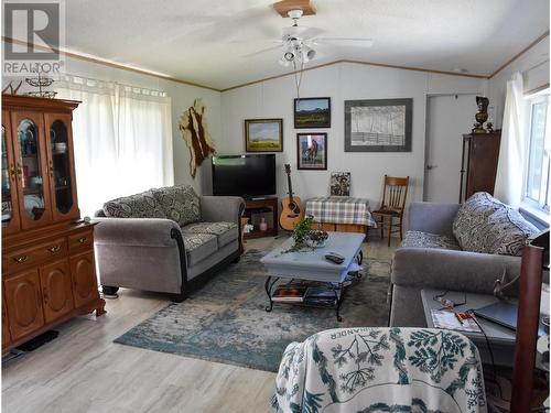 5650 Quesnel-Hixon Road, Quesnel, BC - Indoor Photo Showing Living Room