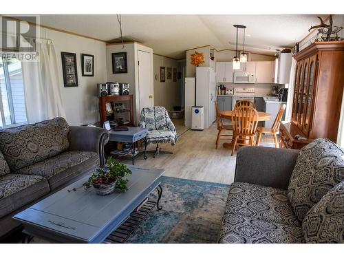 5650 Quesnel-Hixon Road, Quesnel, BC - Indoor Photo Showing Living Room