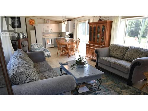 5650 Quesnel-Hixon Road, Quesnel, BC - Indoor Photo Showing Living Room