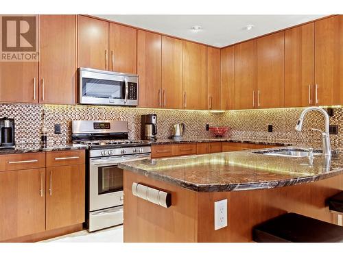 930 Fairway Crescent, Kelowna, BC - Indoor Photo Showing Kitchen