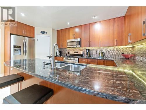 930 Fairway Crescent, Kelowna, BC - Indoor Photo Showing Kitchen With Double Sink With Upgraded Kitchen