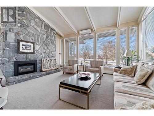 930 Fairway Crescent, Kelowna, BC - Indoor Photo Showing Living Room With Fireplace