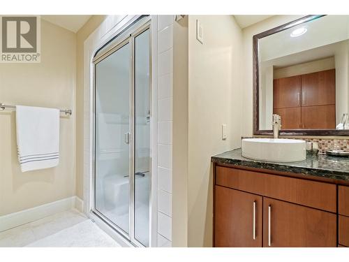 930 Fairway Crescent, Kelowna, BC - Indoor Photo Showing Bathroom