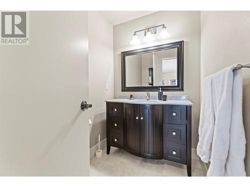 930 Fairway Crescent, Kelowna, BC - Indoor Photo Showing Bathroom