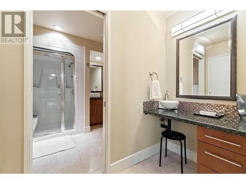 930 Fairway Crescent, Kelowna, BC - Indoor Photo Showing Bathroom