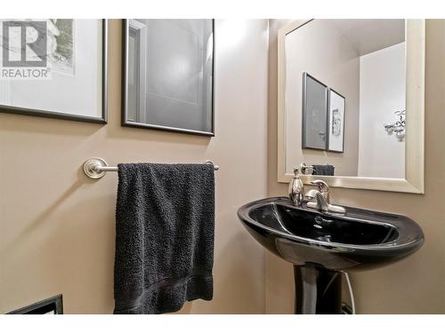 930 Fairway Crescent, Kelowna, BC - Indoor Photo Showing Bathroom