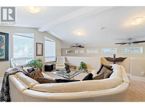 930 Fairway Crescent, Kelowna, BC - Indoor Photo Showing Living Room