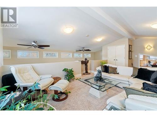 930 Fairway Crescent, Kelowna, BC - Indoor Photo Showing Living Room
