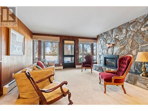 930 Fairway Crescent, Kelowna, BC - Indoor Photo Showing Living Room With Fireplace