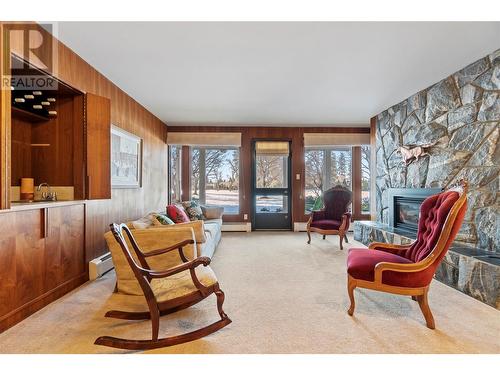 930 Fairway Crescent, Kelowna, BC - Indoor Photo Showing Living Room With Fireplace