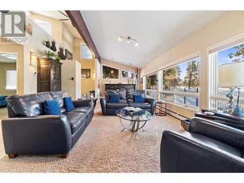 930 Fairway Crescent, Kelowna, BC - Indoor Photo Showing Living Room