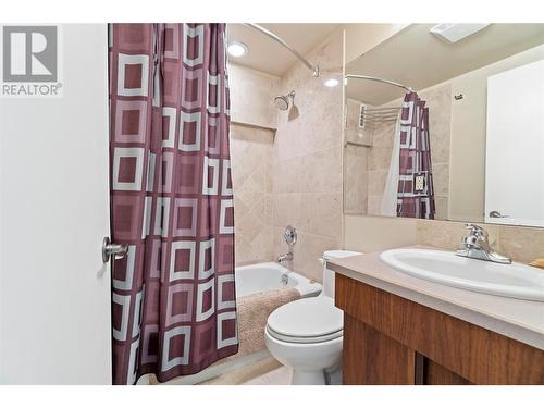 930 Fairway Crescent, Kelowna, BC - Indoor Photo Showing Bathroom