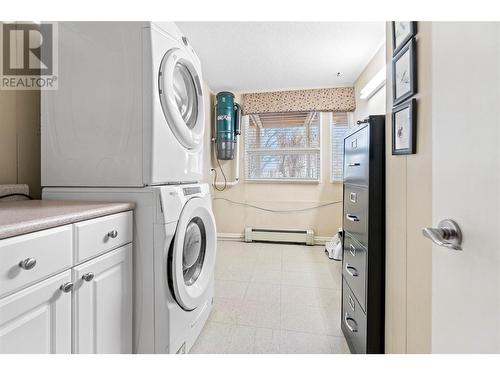 930 Fairway Crescent, Kelowna, BC - Indoor Photo Showing Laundry Room
