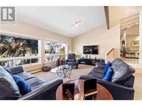 930 Fairway Crescent, Kelowna, BC - Indoor Photo Showing Living Room