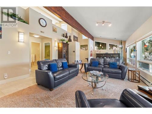 930 Fairway Crescent, Kelowna, BC - Indoor Photo Showing Living Room