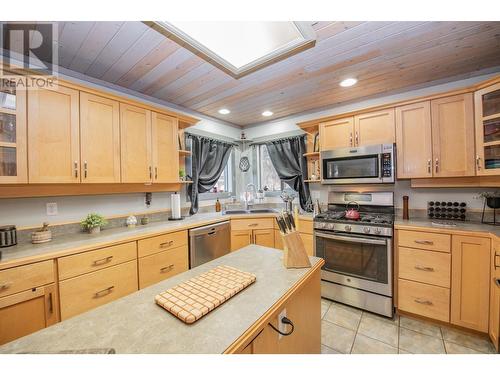 447 Ibis Avenue, Vernon, BC - Indoor Photo Showing Kitchen