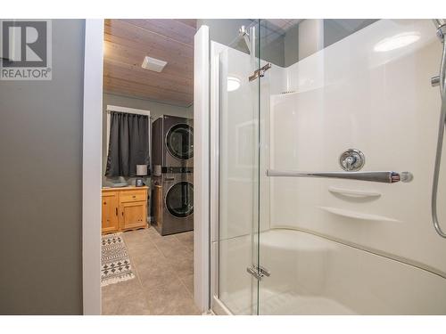 447 Ibis Avenue, Vernon, BC - Indoor Photo Showing Bathroom