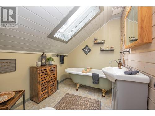 447 Ibis Avenue, Vernon, BC - Indoor Photo Showing Bathroom