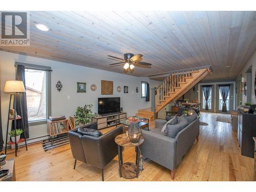 447 Ibis Avenue, Vernon, BC - Indoor Photo Showing Living Room