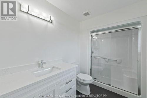 34 Kingsbridge, Amherstburg, ON - Indoor Photo Showing Bathroom