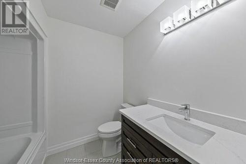 34 Kingsbridge, Amherstburg, ON - Indoor Photo Showing Bathroom