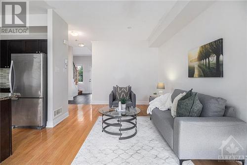 45 Dundalk Private, Ottawa, ON - Indoor Photo Showing Living Room