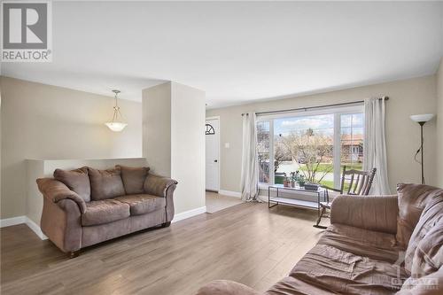 136 Burke Street, Ottawa, ON - Indoor Photo Showing Living Room