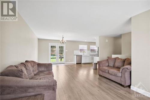 136 Burke Street, Ottawa, ON - Indoor Photo Showing Living Room