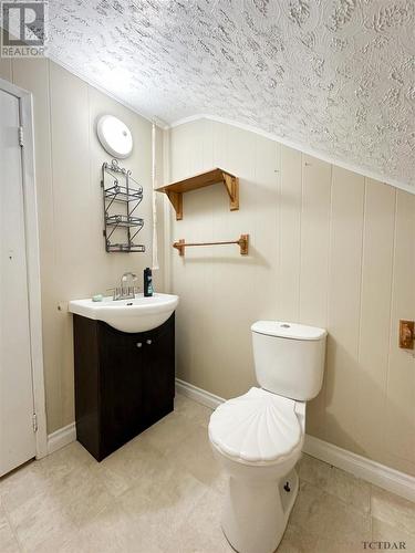 667 Paradis St, Iroquois Falls, ON - Indoor Photo Showing Bathroom