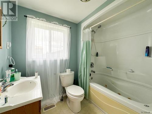 667 Paradis St, Iroquois Falls, ON - Indoor Photo Showing Bathroom