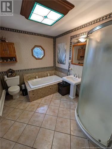 935 Miller, Bathurst, NB - Indoor Photo Showing Bathroom