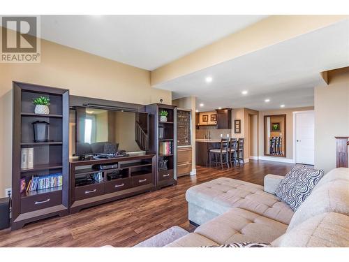 1356 Mine Hill Drive, Kelowna, BC - Indoor Photo Showing Living Room