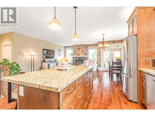 2553 Sunny Lake Court, Lake Country, BC - Indoor Photo Showing Kitchen