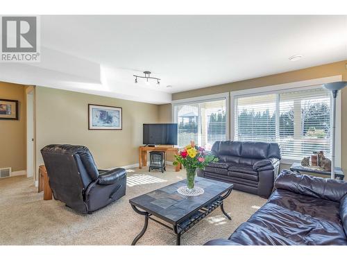 2553 Sunny Lake Court, Lake Country, BC - Indoor Photo Showing Living Room