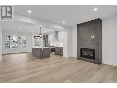 2835 Canyon Crest Drive Unit# 26, West Kelowna, BC - Indoor Photo Showing Living Room With Fireplace