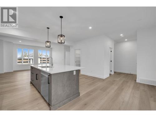 2835 Canyon Crest Drive Unit# 26, West Kelowna, BC - Indoor Photo Showing Kitchen