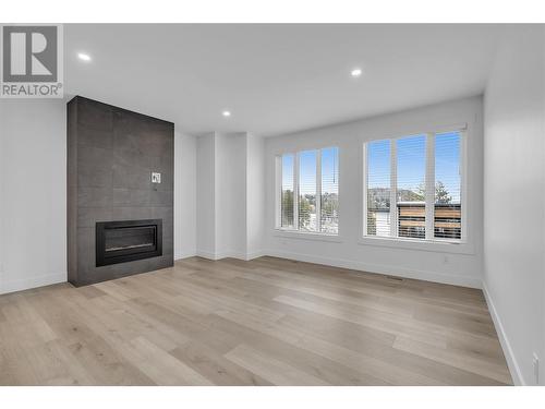 2835 Canyon Crest Drive Unit# 26, West Kelowna, BC - Indoor Photo Showing Living Room With Fireplace